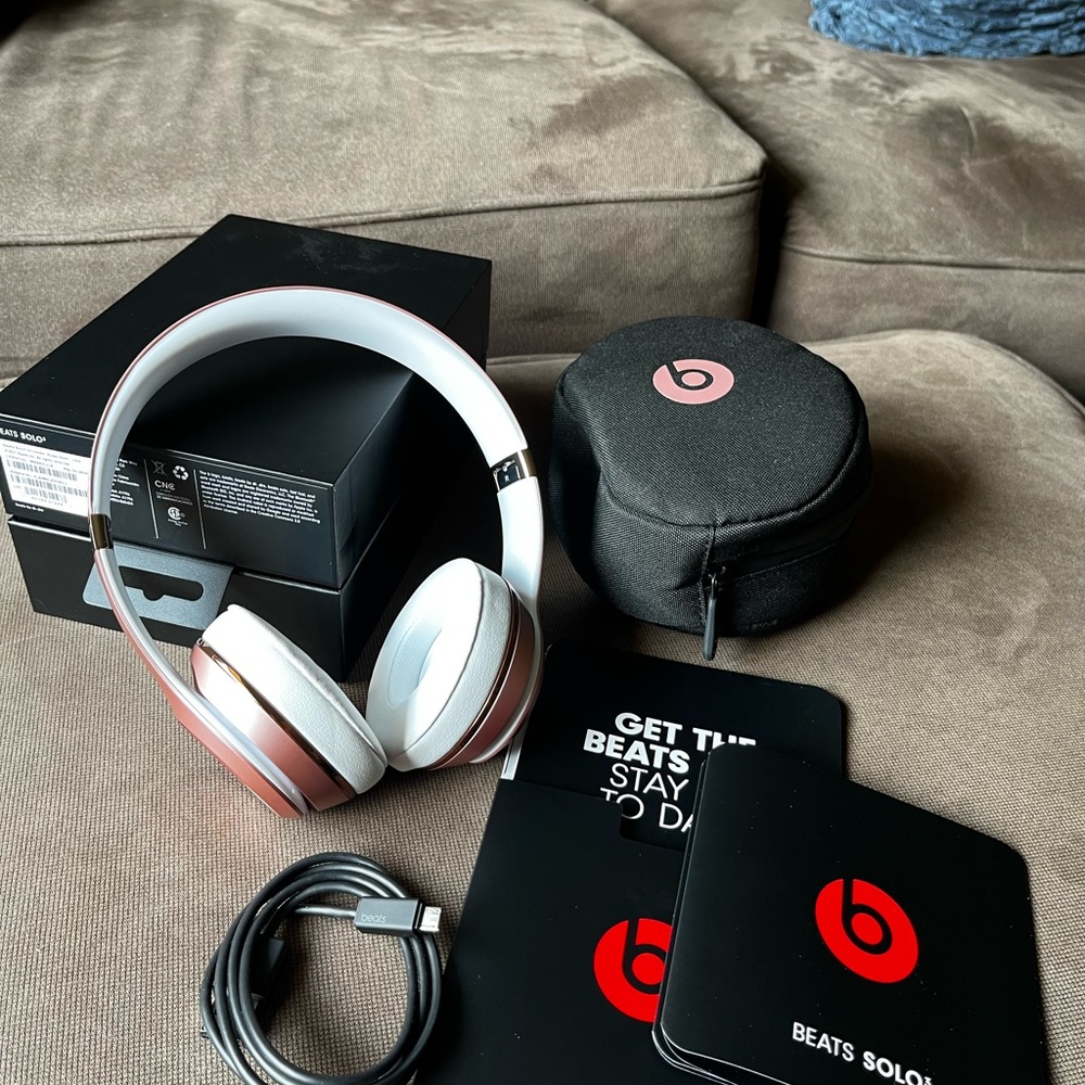 Beats Solo3 Wireless Headphones - Metallic Pink Like New !
